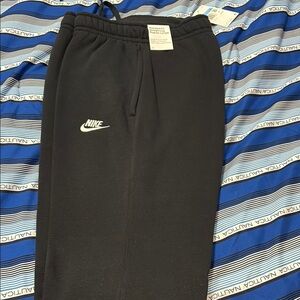 Nike Black Sweatpants Modern Athletic Design